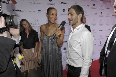 Marc Jacobs tr&auml;gt seine Tasche versteckt im Schottenrock!<br />
<br />
<br />
